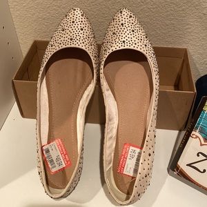 New Zigi Soho Tilly Flats Cresk /cream color with sparkle embellishments Size 10